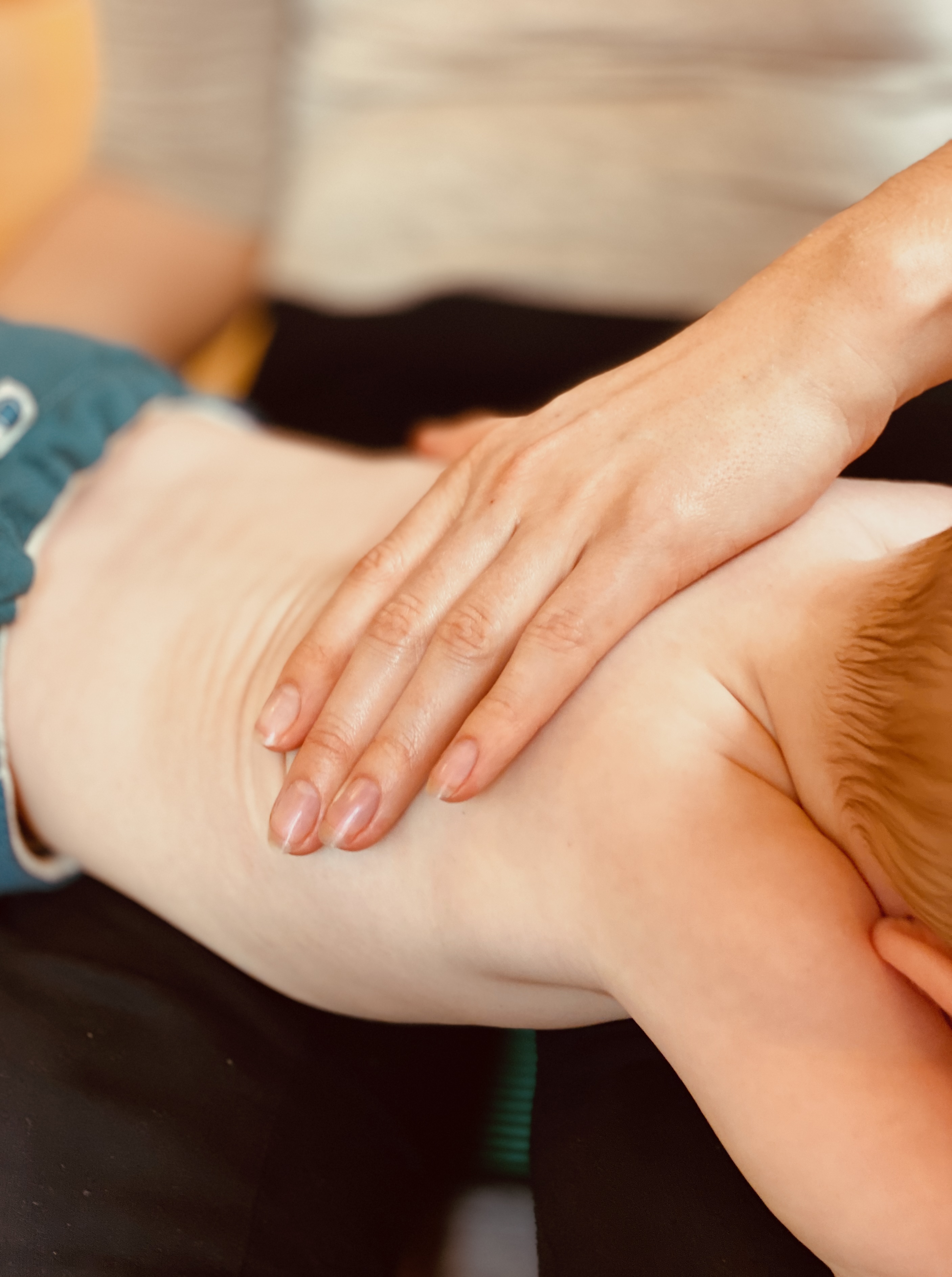 Babymassage lernen – sanfte Rückenmassage mit der flachen Hand